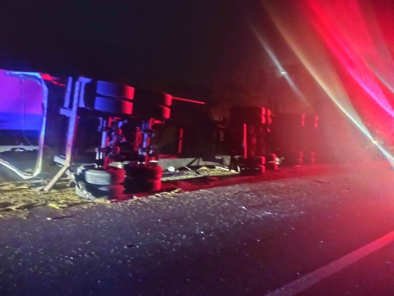 Tragédia na BR 376: Caminhoneiro é ejetado e morre após tombamento de bi-trem