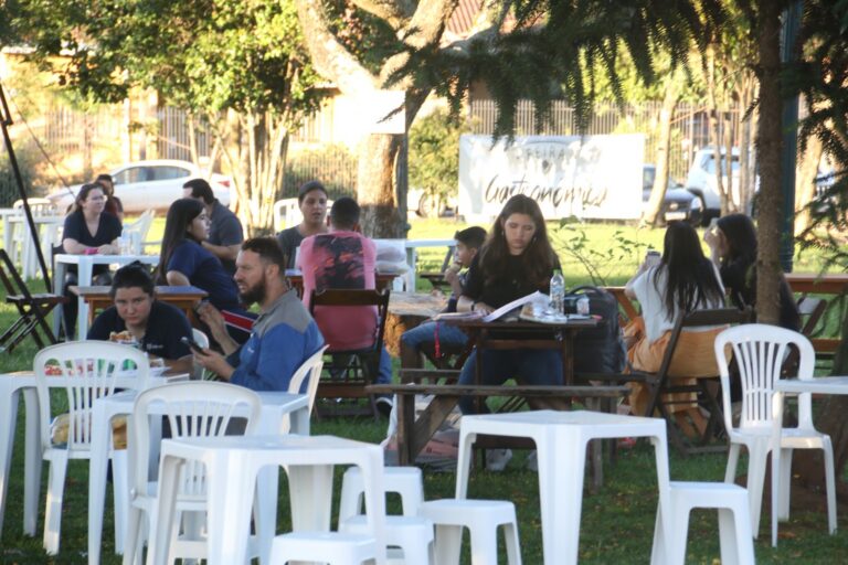 Música ao vivo marca mais uma Feira Gastronômica nesta sexta-feira dia 28/04