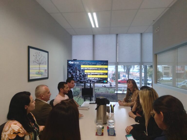 Comitiva de Blumenau conhece os serviços da Sala do Empreendedor de Ponta Grossa nos CRAS