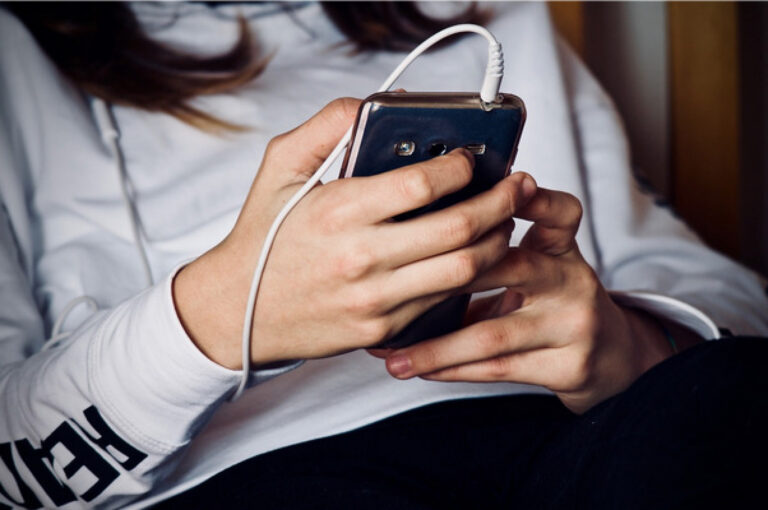 A relação perigosa entre celulares e a saúde mental dos adolescentes