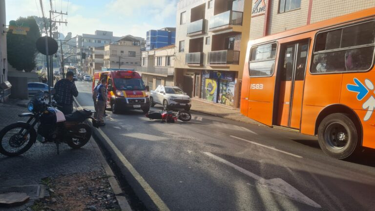 Acidente na Rua General Carneiro x Comendador Miro: colisão envolvendo carro e duas motos!