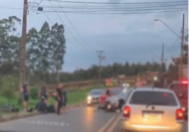 Acidente entre carro e moto na rua Rio Cavernoso!