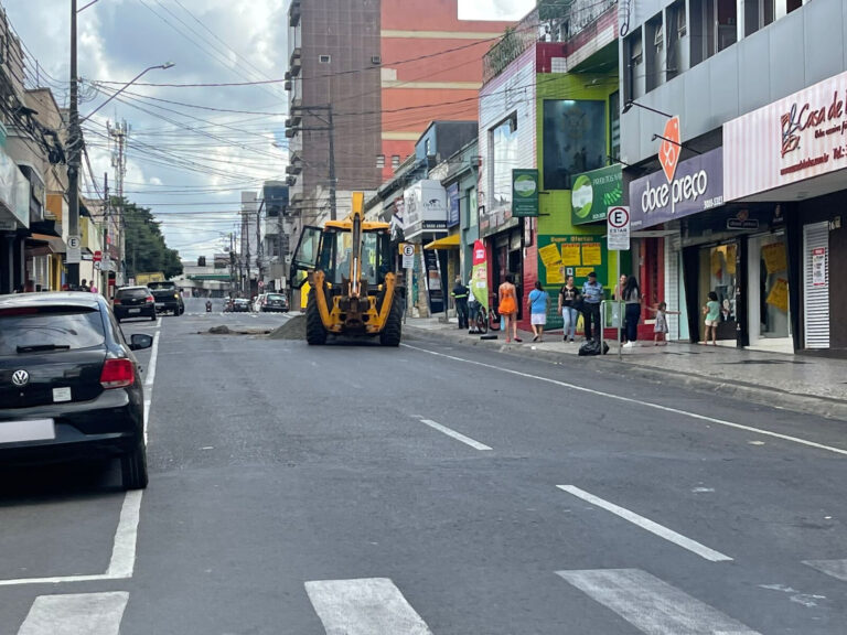Obras interferem no trânsito no centro de Ponta Grossa
