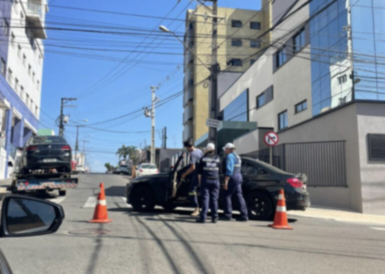Colisão de veículos na esquina da Riachuelo com a Cel Dulcídio em Ponta Grossa causa danos materiais