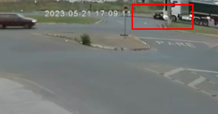 Colisão entre veículo e carreta na Rua Siqueira Campos