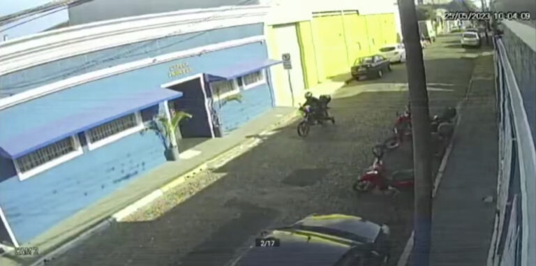 Moto é furtada em plena luz do dia no centro de PG!