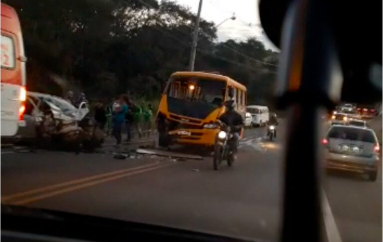 Agora: Acidente envolvendo carro e ônibus escolar ocorreu próximo à rotatória da UTFPR.
