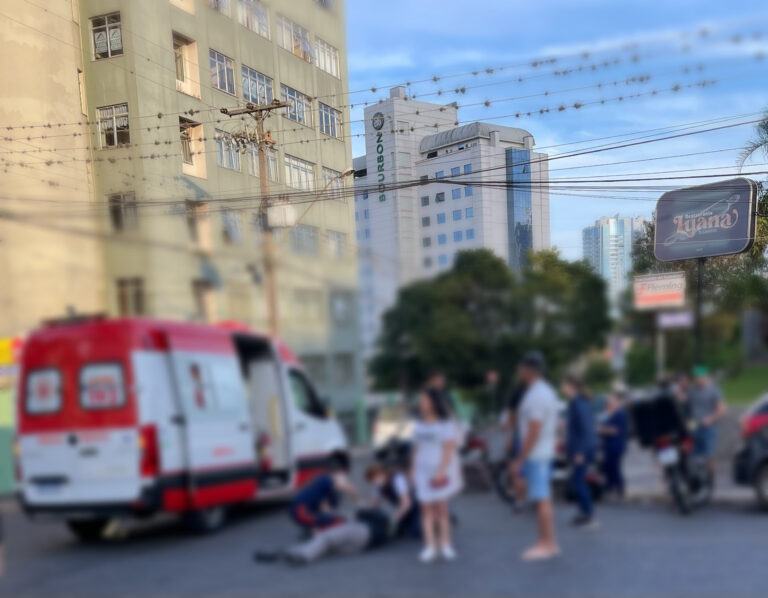Acidente na Rua Coronel Dulcídio: Moto e carro colidem em cruzamento com a Ricardo Lustosa Ribas