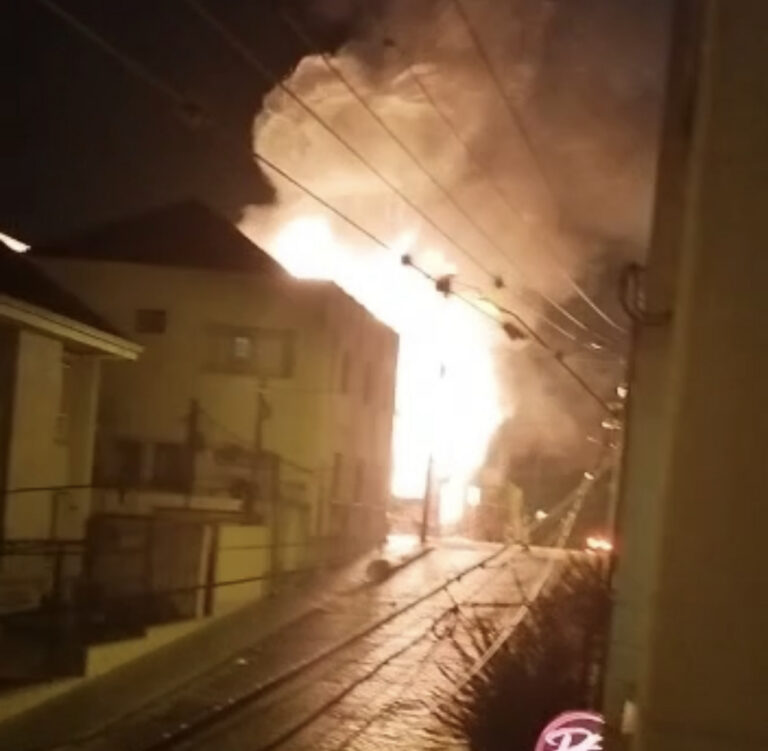 Incêndio no centro de Ponta Grossa causa danos ao hotel Santa Cruz