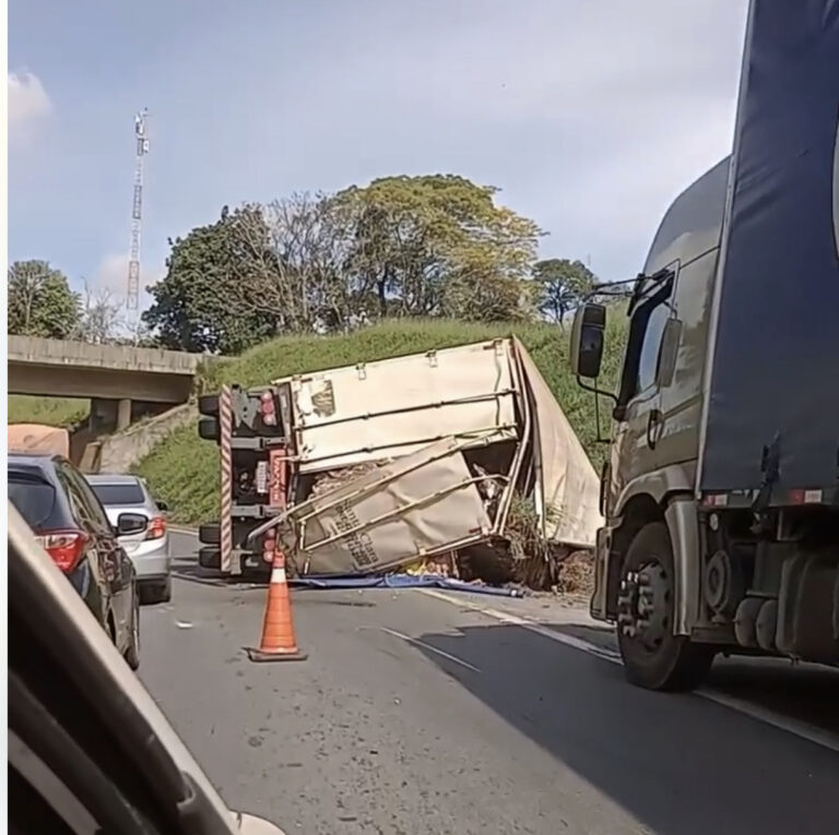 Caminhão tomba na final da Av. Souza Naves!