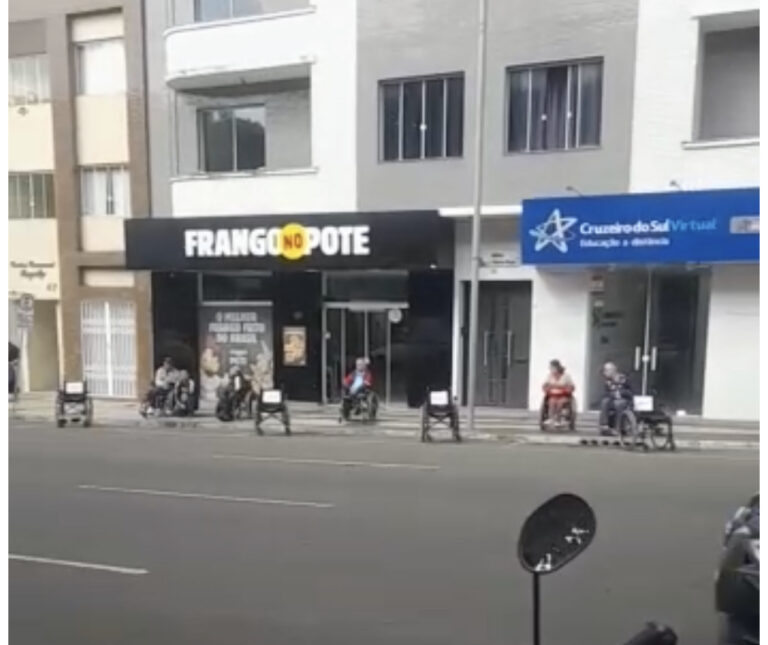 Ação de conscientização coloca cadeiras de rodas nas vagas de carros na Praça Barão de Guaraúna, combatendo o uso indevido.