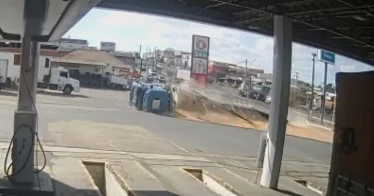 Carreta tomba em pátio de posto de combustíveis em Ponta Grossa!