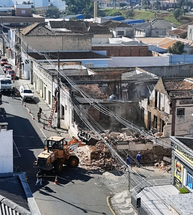 Defesa Civil de Ponta Grossa realiza demolição parcial de imóvel após incêndio no centro da cidade.
