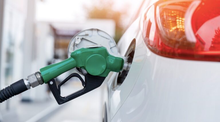 De grão em grão a galinha enche o papo – redução no valor do diesel e da gasolina