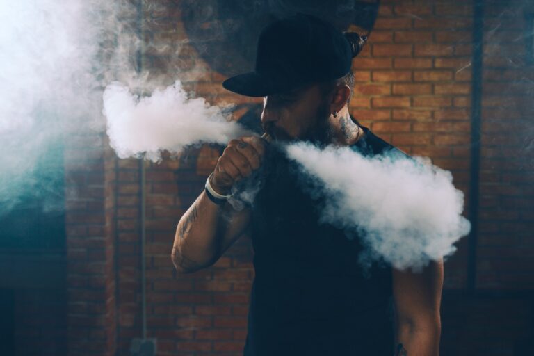 Alerta chocante: Jovem de 22 anos sofre perfuração pulmonar após uso de vape