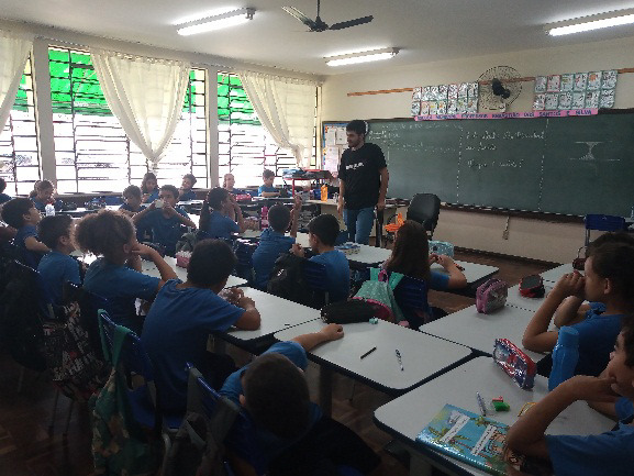 Alunos do quarto ano da Escola de Ponta Grossa recebem visita de estudante de Medicina em comemoração ao Dia Mundial da Saúde