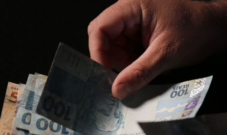Beneficiários do INSS receberão o pagamento do 13º salário de forma antecipada
