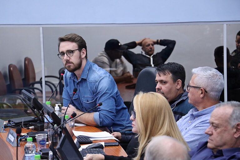 Stocco vota contra aumento de salário e vale-alimentação para vereadores!