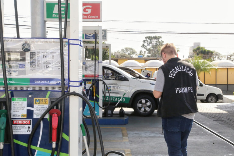 Distribuidoras são notificadas pelo Procon-PR para ajustar os preços dos combustíveis