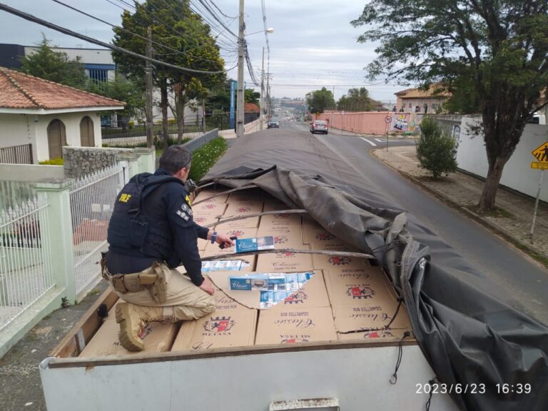 Ação da PRF resulta na apreensão de 450 mil maços de cigarros contrabandeados!