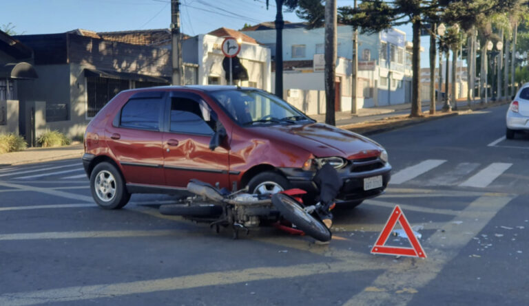 Agora – Colisão entre automóvel e moto na Rua Dr. Francisco Burzio!