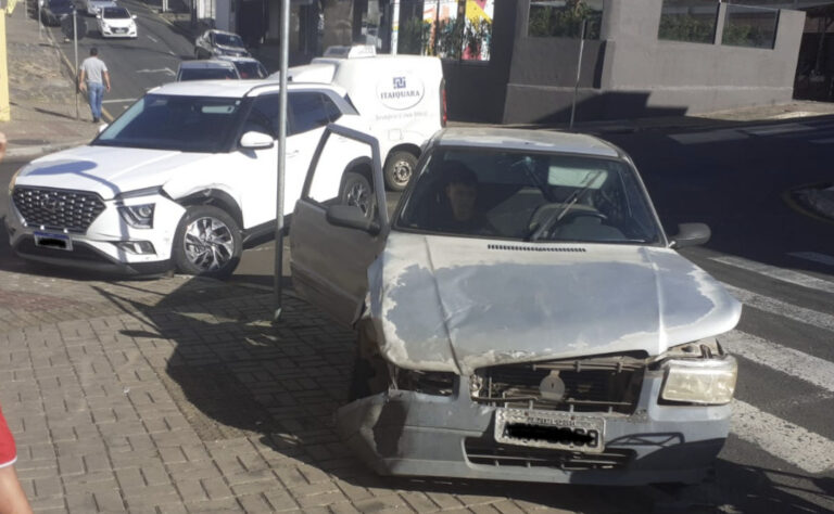 Acidente na Rua do Rosário com a Santos Dumont deixa veículos danificados!