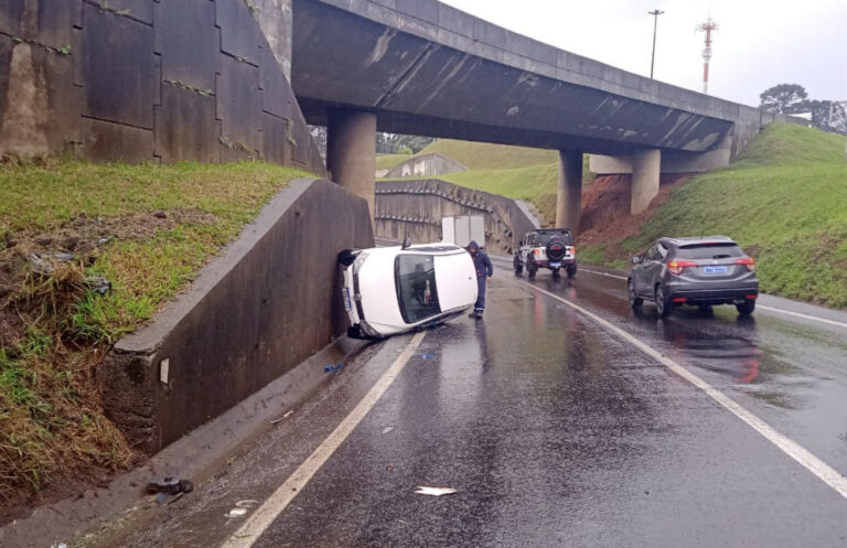 Urgente: Veículo capota na pista de acesso da Av. Souza Naves!