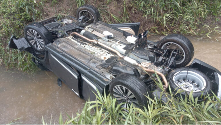 Acidente grave na BR-376: Carro capota e cai em córrego próximo a Tibagi!