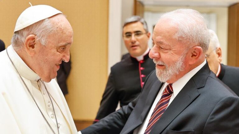 Lula e Papa Francisco discutem paz e desigualdade durante encontro no Vaticano