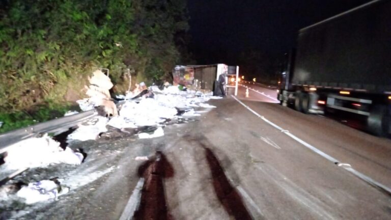 Tombamento de caminhão na BR-277 causa congestionamento próximo a São Luiz do Purunã!