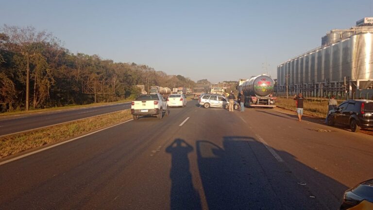 Urgente: Equipe da PRF atende acidente na BR-376, em frente à Cervejaria Heineken, no km 500, sentido Curitiba.