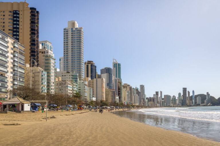 Balneário Camboriú: 70 metros de faixa de areia desaparecem devido à erosão