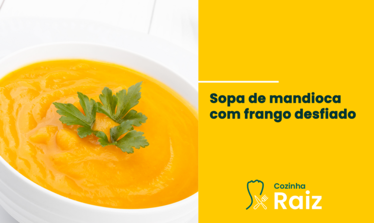 Um abraço quentinho dessa sopa de mandioca com frango desfiado!