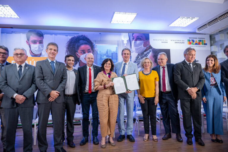 Aliel participa com presidente Lula na sanção do programa Mais Médicos