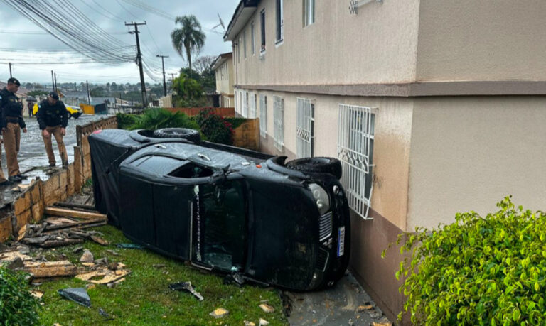 Acidente de camionete ameaça moradia em conjunto habitacional no Jardim Conceição