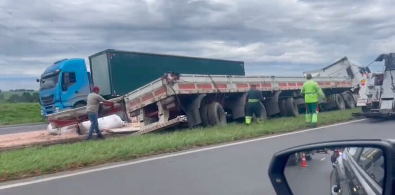 Acidente envolvendo caminhão  interrompe parcialmente tráfego no sentido Ponta Grossa a Curitiba