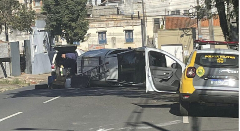 Acidente em cruzamento resulta em capotamento na Rua Professor Brunning com Fagundes Varela