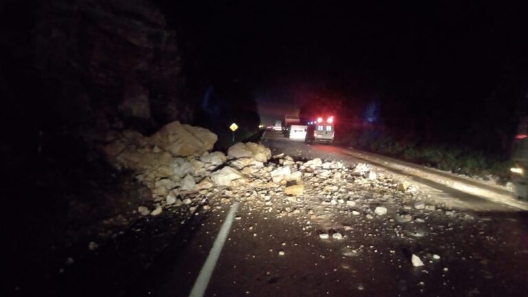 Talude desaba na BR 277, interditando parcialmente a pista