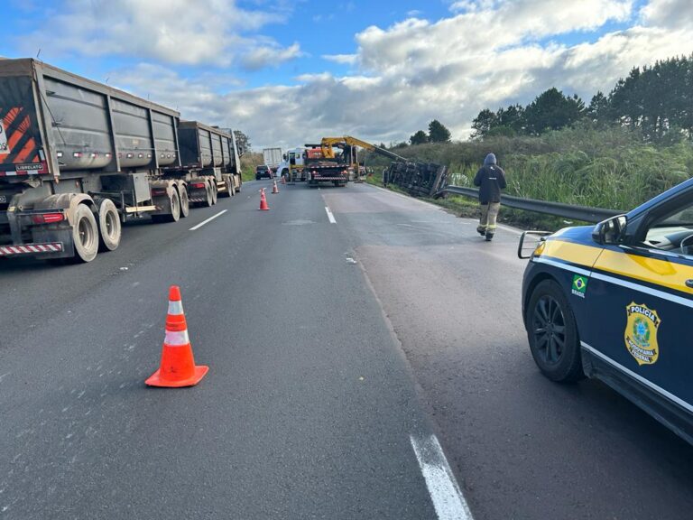 ATENÇÃO: acidente com caminhão deixa pista interditada na BR-277.