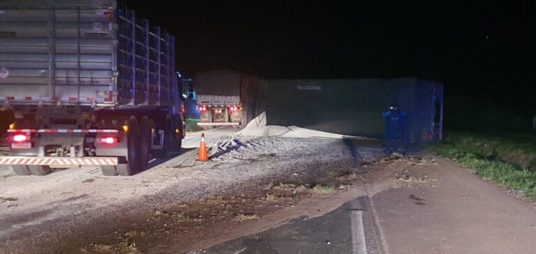 Acidente de caminhão provoca derramamento de ureia e congestionamento na BR-376