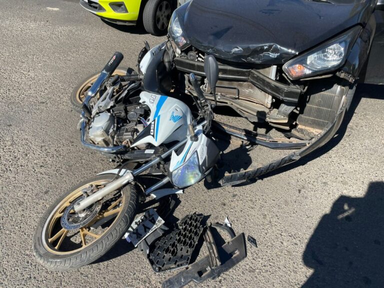 Colisão entre automóvel e motocicleta deixa motociclista ferido em acidente de trânsito