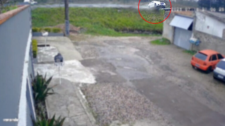 Carro “voa” sobre residência após acidente na BR-277 em São José dos Pinhais