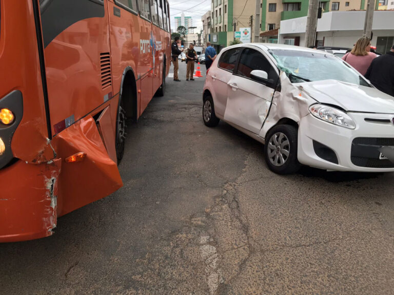 AGORA: Colisão entre automóvel e ônibus na Riachuelo com a Coronel Dulcídio em Ponta Grossa