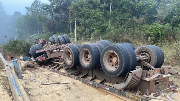 Caminhão tomba em Tibagi, resultando em vítima fatal e carga espalhada na pista