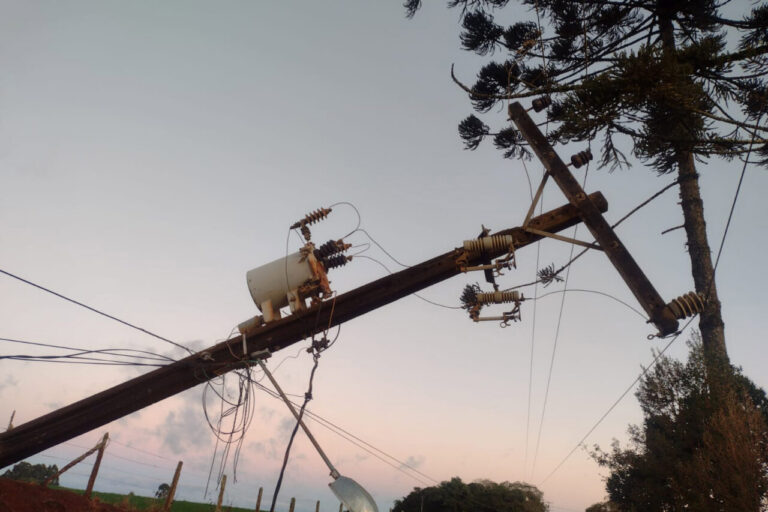 Após devastador temporal, mais de 173 mil pessoas ficaram sem energia!