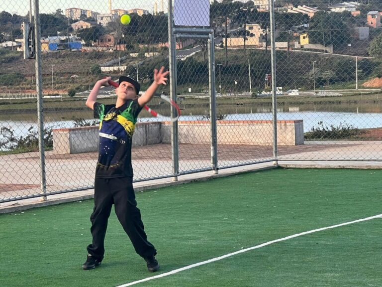 Projeto Esporte de Base oferece aulas de tênis para crianças e adolescentes em PG