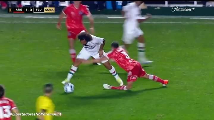 VÍDEO CHOCANTE: Jogador tem perna quebrada em lance com Marcelo, do Fluminense, na Libertadores da América