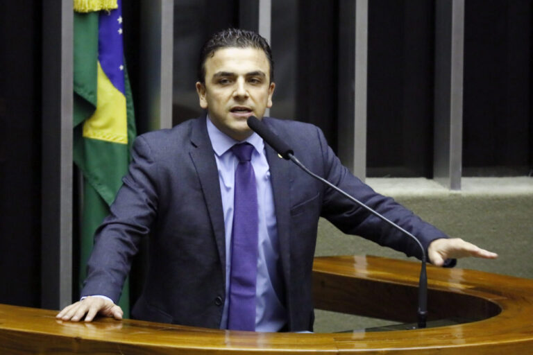 Aliel comemora retirada da Educação do arcabouço fiscal