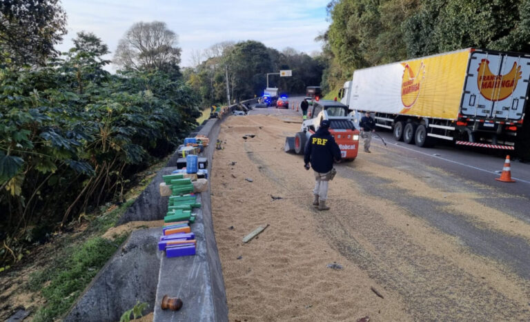 Caminhão com maconha tomba e bloqueia parcialmente a BR-277 próximo a São Luiz do Purunã