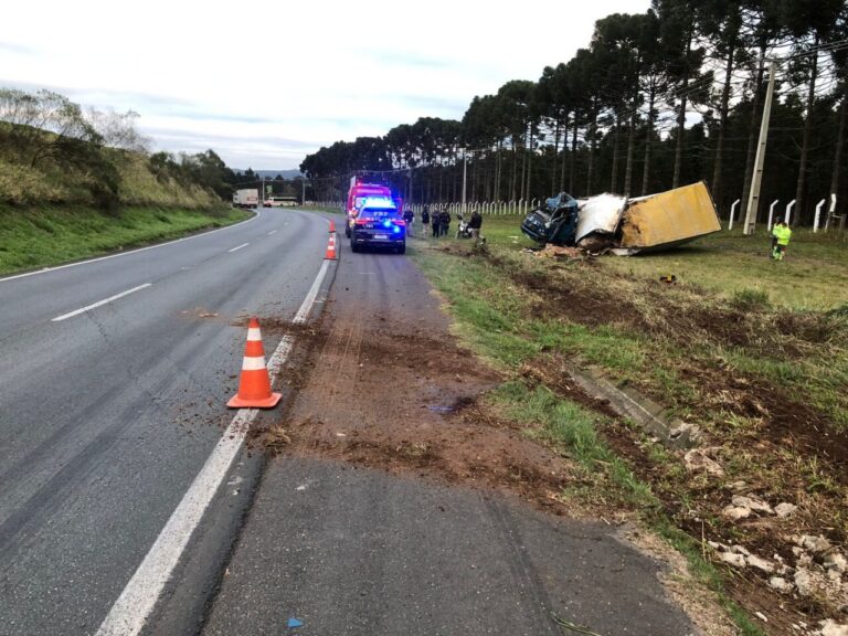 Acidente na BR-376 em Ponta Grossa: Caminhão capota após saída de pista